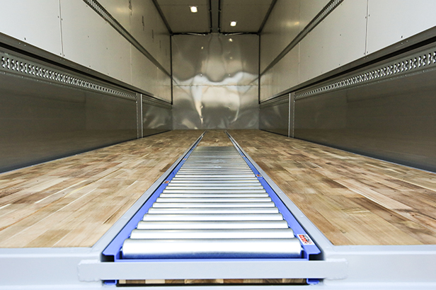 用途に合わせてローラーの取り付けなどをの架装・改造を行っている