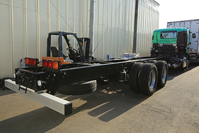 新規シャシにウイングボディ乗せ替え工事